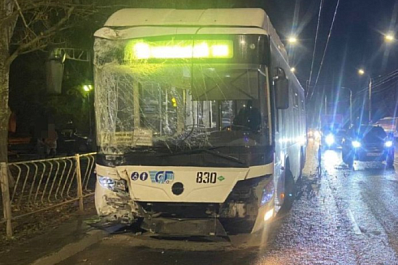 Два пострадавших: в Промышленном районе Самары водитель автобуса врезался в фонарь