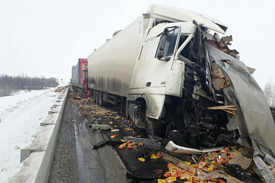 В серьезной аварии под Сызранью погиб водитель грузового автомобиля