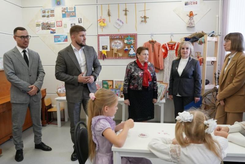 Творят в доме побольше: школу искусств в поселке Черновский открыли в обновленном здании