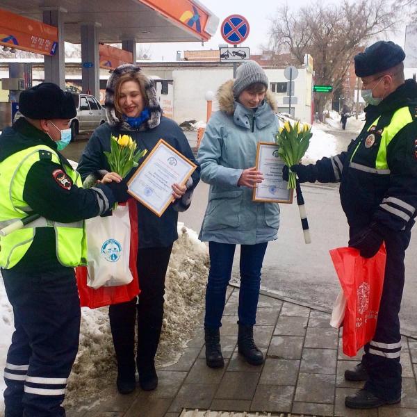 Самарских автоледи поздравляют с саксофоном, тюльпанами и сертификатами на топливо