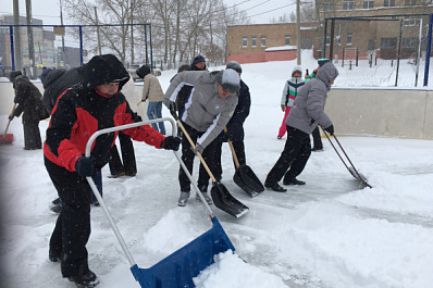Дмитрий Азаров лично принял участие в расчистке катка у самарской школы