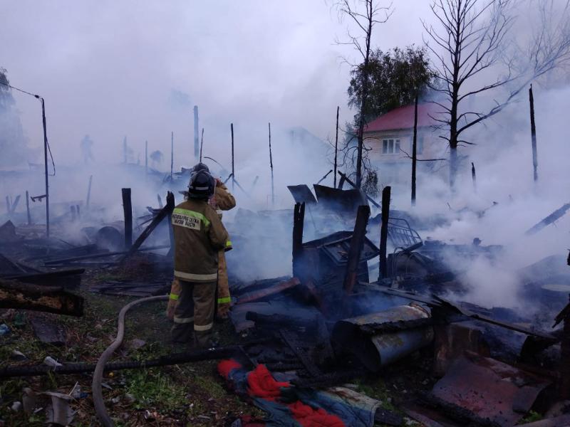 В Самарской области пожарным удалось потушить 300 "квадратов" горящих построек