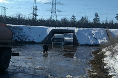 В Самарской области на трассе М5 затонул автомобиль
