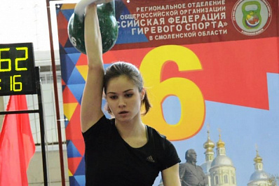 Хрупкая девушка из Самарской области взяла бронзу первенства России по гиревому спорту