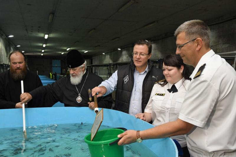 Дмитрий Азаров принял участие в выпуске мальков стерляди в Волгу 
