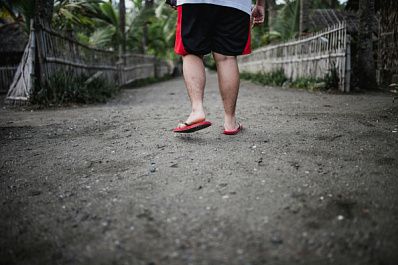 Медики объяснили, какая походка может указать на болезнь