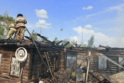 В Самарской области 25 июля пожарные тушат жилой дом и постройки на 200 "квадратов"