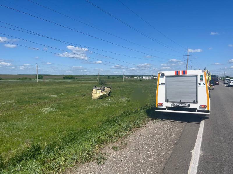 На трассе в Самарской области погиб водитель перевернувшегося грузовика