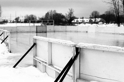 Хоккейная "Лада" дома уступила питерскому СКА