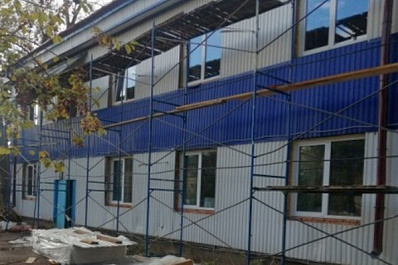 В поселке Петра Дубрава активно идет ремонт поликлиники 