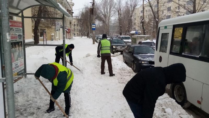 Коммунальные службы Самары продолжают расчищать улицы в круглосуточном режиме