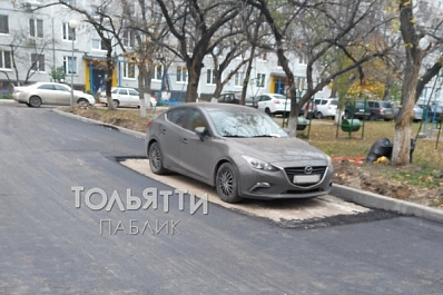 В Тольятти вокруг машины заасфальтировали дорогу