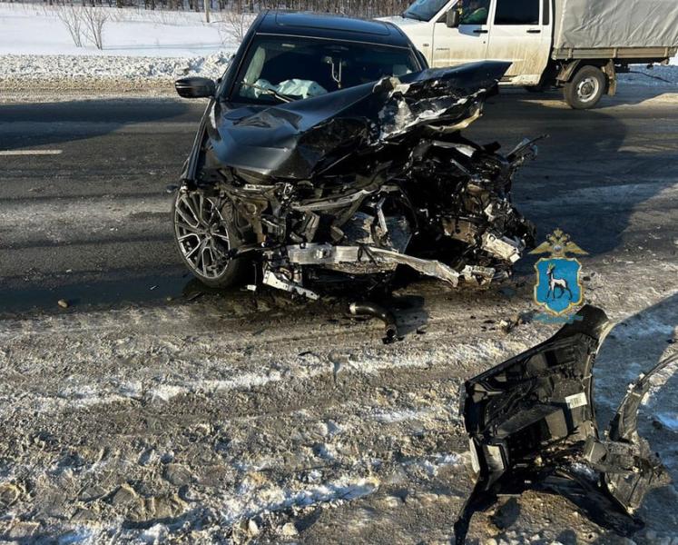 В Самарской области в лобовом столкновении LADA и BMW на трассе погибла женщина