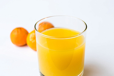 Плесень и вздутая крышка: самарцам назвали признаки некачественного сока