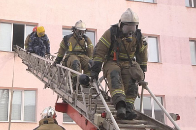 Участники пожарно-тактических учений эвакуировали 358 человек из условно горящего самарского вуза