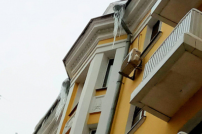 Самарцев просят не парковаться во дворах во время уборки наледи с крыш