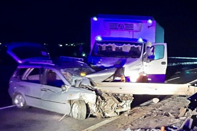 Капот всмятку: в Самарской области "Калина" на трассе протаранила дорожное ограждение