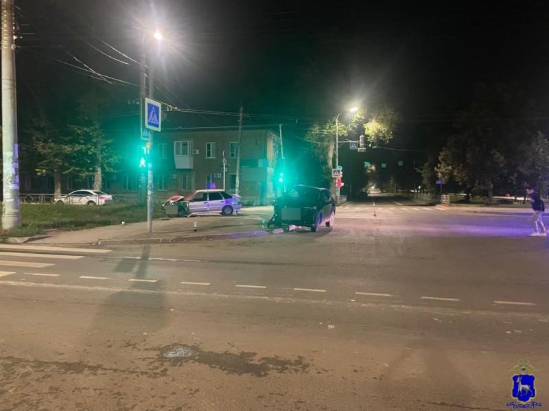 В Самаре на углу улиц Вольской и Ново-Вокзальной столкнулись Changan и "четырнадцатая"