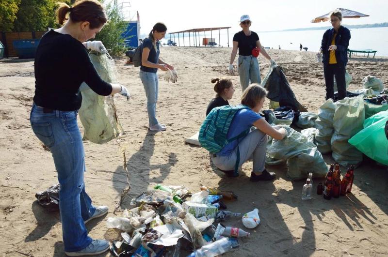 Компания Grass провела акцию по уборке берега Волги в Самаре