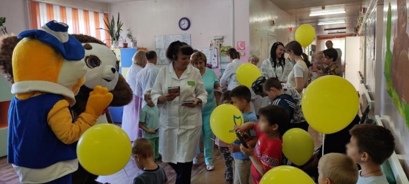 Юных пациентов больниц Самарской области поздравили с Днем знаний