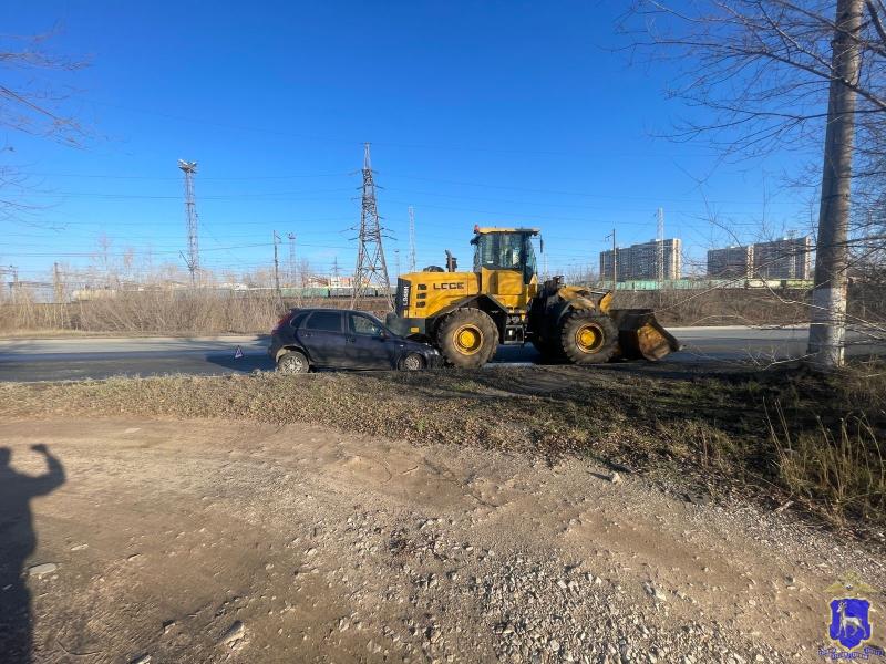 В Тольятти женщина на LADA Kalina наехала на погрузчик и попала в больницу