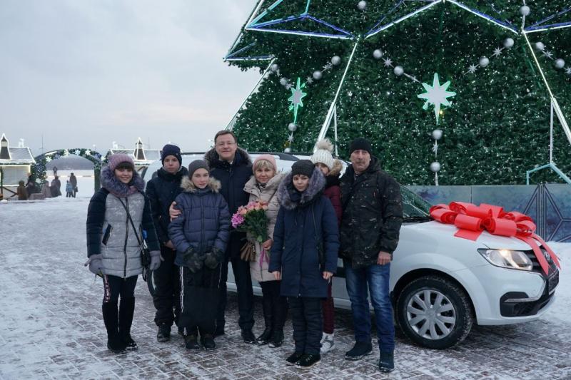 "Вы даете еще одну возможность поверить в чудеса": многодетная семья из Клявлинского района в канун Нового года получила от Дмитрия Азарова ключи от автомобиля