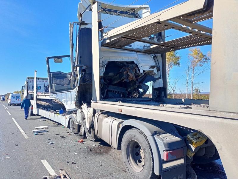 В Самарской области на трассе столкнулись два грузовика