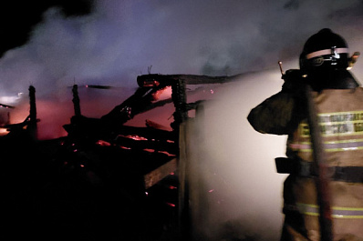 Ночью 12 декабря в Елховском районе вспыхнули сараи на 200 "квадратах"