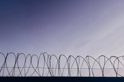 В Самаре мужчина со свертком наркотиков прятался за припаркованными автомобилями