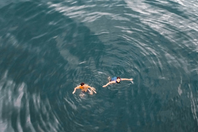 Не барахтается и не кричит: эксперты рассказали, как понять, что человек тонет