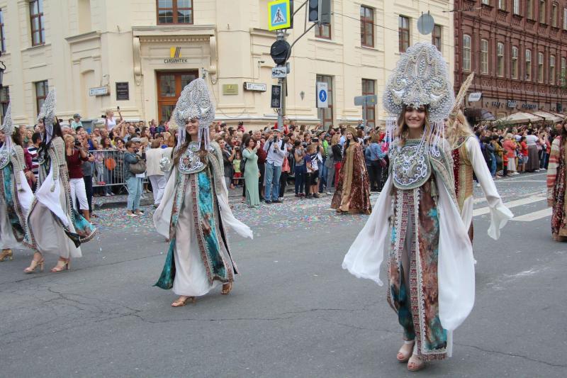 Мимы, ходулисты и двухметровые матрешки: Самаре прошел карнавал в честь ЧМ-2018