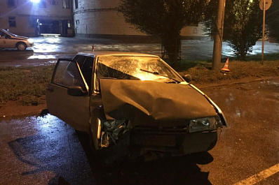 В Самаре мужчина не справился с управлением и влетел в фонарный столб