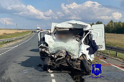 Два человека погибли: в Самарской области на трассе М5 лоб в лоб столкнулись фура и "Газель"