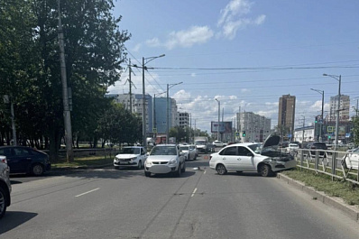 В Самаре "Гранта" врезалась в пешеходные ограждения после столкновения с "Сузуки"