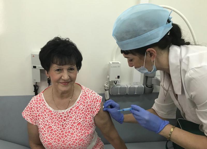 Жители села Хрящевка Ставропольского района прошли вакцинацию в мобильном комплексе