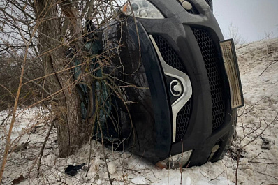 В Самарской области утром 31 января внедорожник вылетел в кювет на трассе