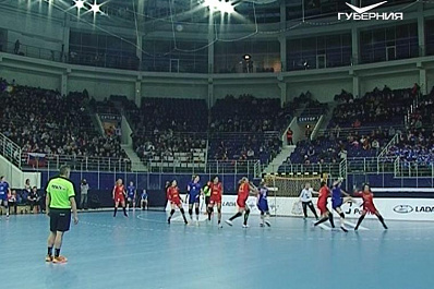 Дмитрий Азаров поздравил российских гандболисток с победой над сборной Румынии