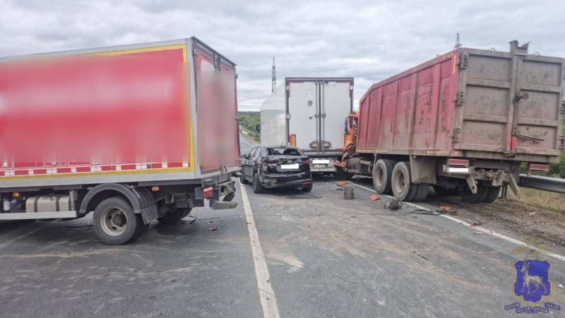 На трассе в Самарской области столкнулись легковушка и три грузовика