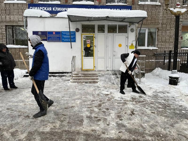 Борьба со снегом и коронавирусом: в Самарской области работа волонтерского центра не прекращается
