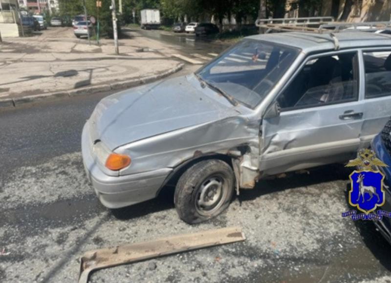 В Самарской области на трассе мотоциклист врезался в "десятку"