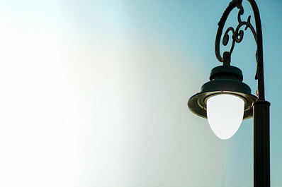 Пенсионерам из Отрадного помогли восстановить уличное освещение