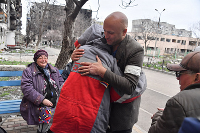 "Россия нас не забывает": жителям Мариуполя передали гуманитарную помощь от самарцев