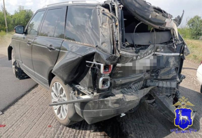 В Самарской области на трассе большегруз врезался в попутный Land Rover