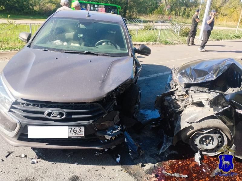 Пострадали 5 человек: в Самарской области 23 сентября столкнулись 3 легковушки