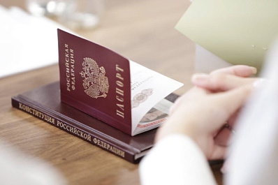 Вячеслав Федорищев в Тольятти вручил паспорта талантливым школьникам региона