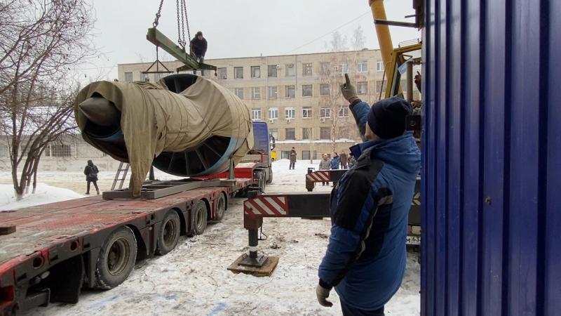 В Самарский университет доставили трехтонный макет авиационного двигателя