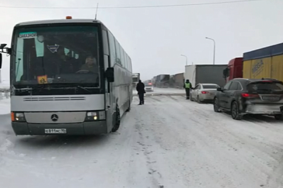 На трассе Москва - Челябинск эвакуировали автобус с юными хоккеистами из Самарской области