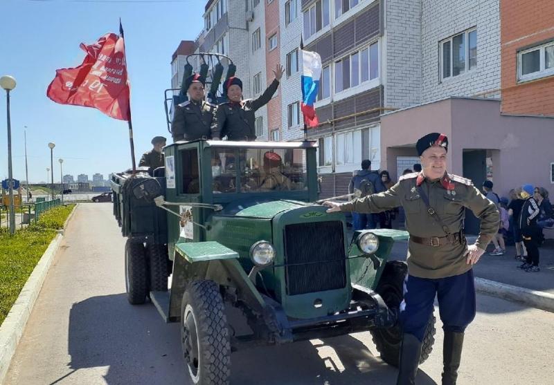 В Самарской области военные провели мини-парад для ветерана
