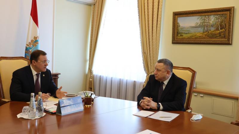 Дмитрий Азаров поблагодарил Александра Ларионова за многолетний труд в Правительстве региона