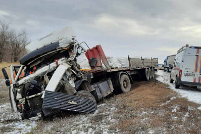 На трассе в Самарской области столкнулись встречные грузовики, погиб человек